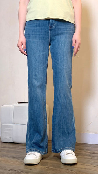 Fading out straight leg blue jeans