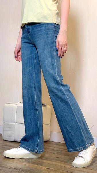 Fading out straight leg blue jeans