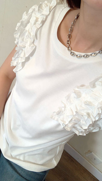 White cotton tee with 3d details on sleeves