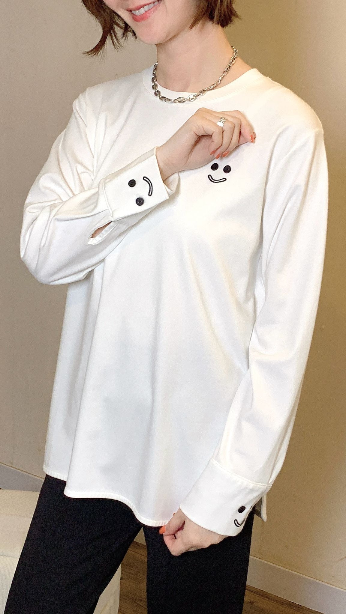 Ultra soft side slit white cotton tee with smiley motif on sleeves