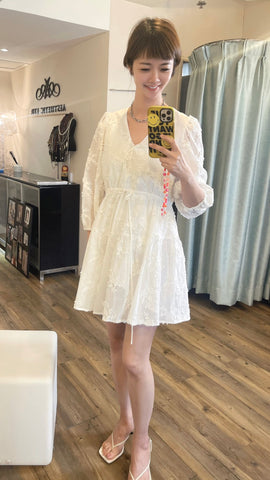 White textural floral v-neck short dress
